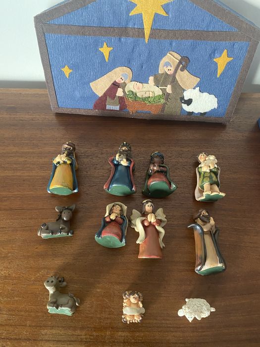 Caixa com Presépio de figuras em resina