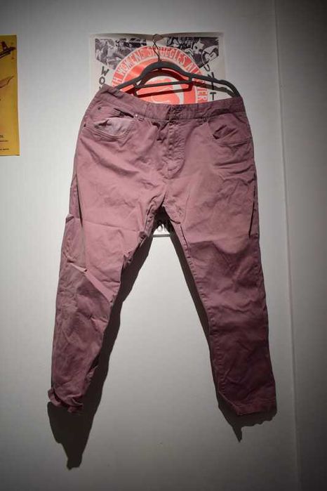 różowe spodnie straight skinny fit