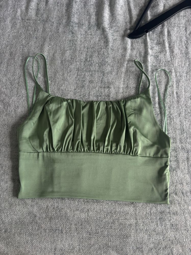 Oliwkowy croptop na ramiaczkach w bardzo dobrym stanie uniwersalny