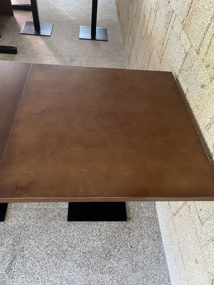 Mesa de 80x80cm e mesa de apoio