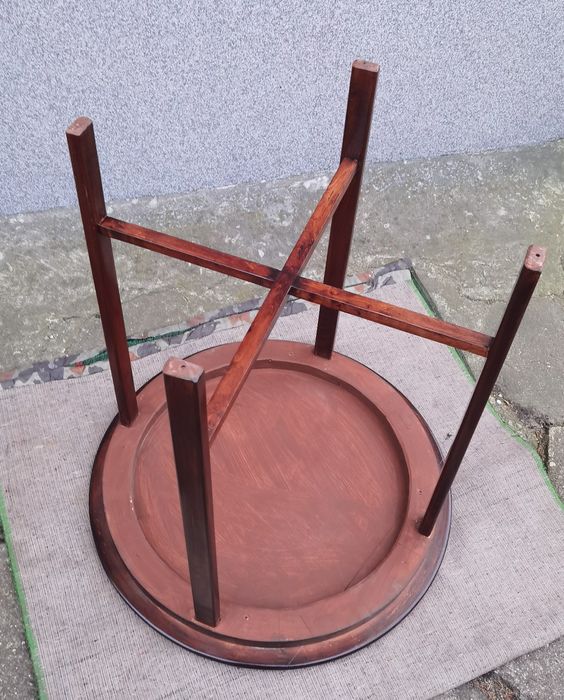 Okrągłe stoły, włoski lakier