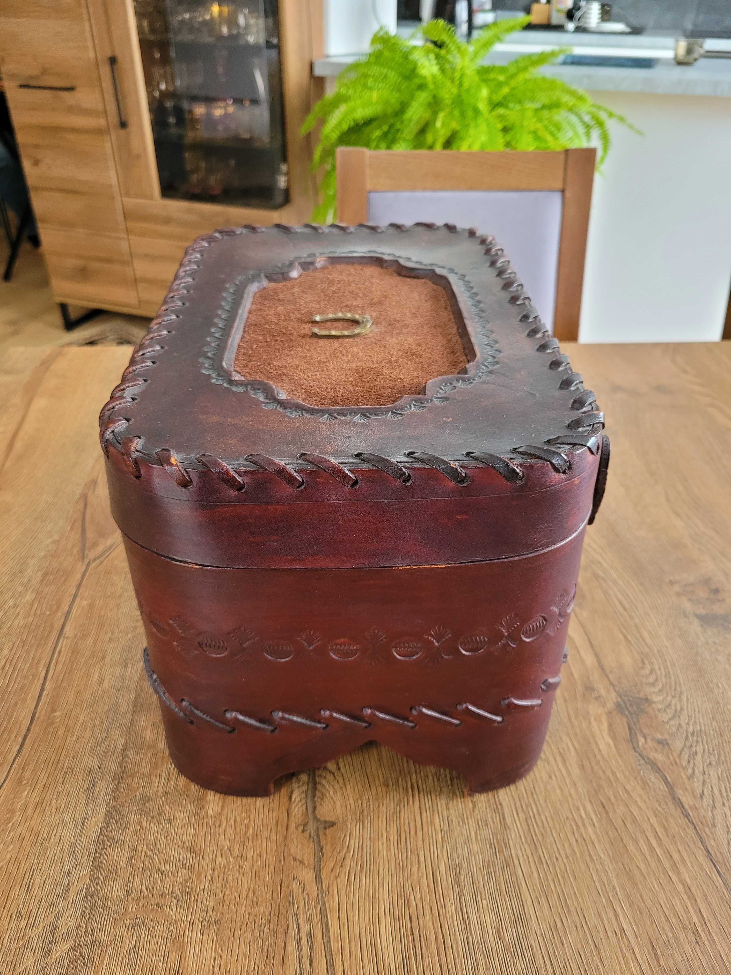 Ręcznie robiony rzemieślniczy stary kuferek ze skóry, szkatułka