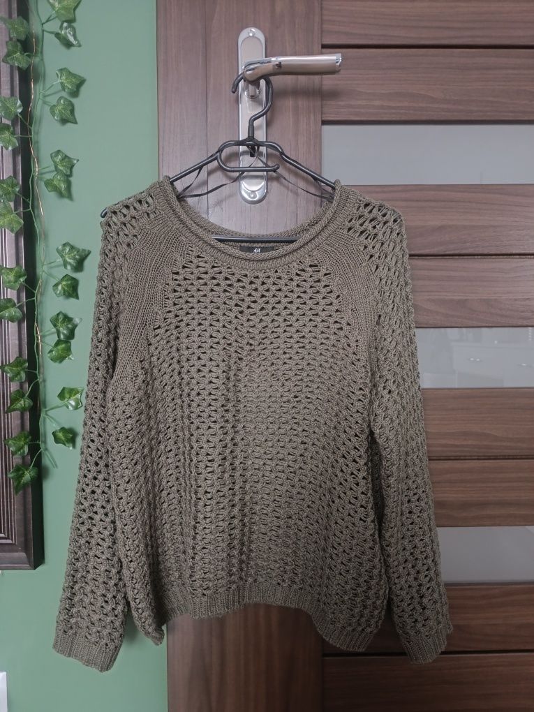 Sweter z dziurami