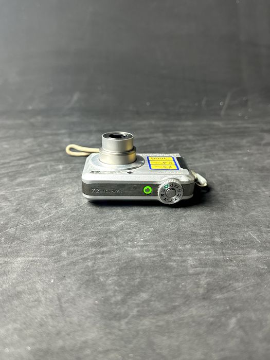 Sony Cyber‑Shot DSC‑S700 у робочому стані.