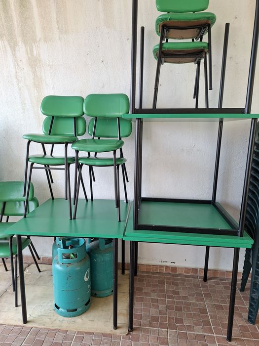 Várias mesas e cadeiras