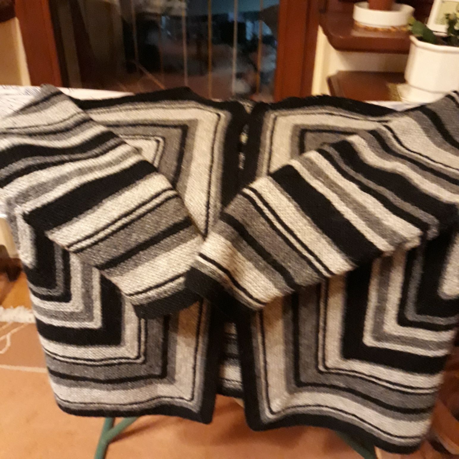 Swetr ręcznie robiony