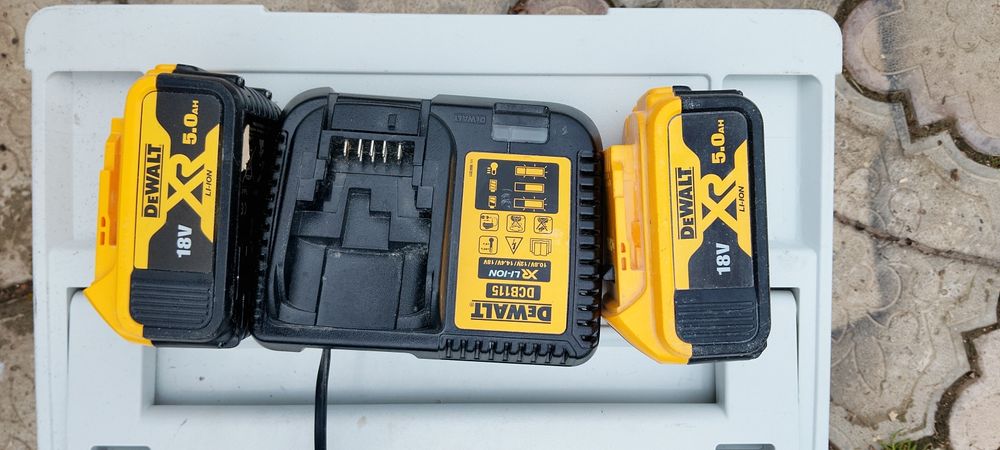 Акумулятори та зарядний пристрій DeWalt  оригінал