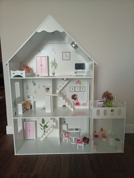 Domek dla lalek drewniany.