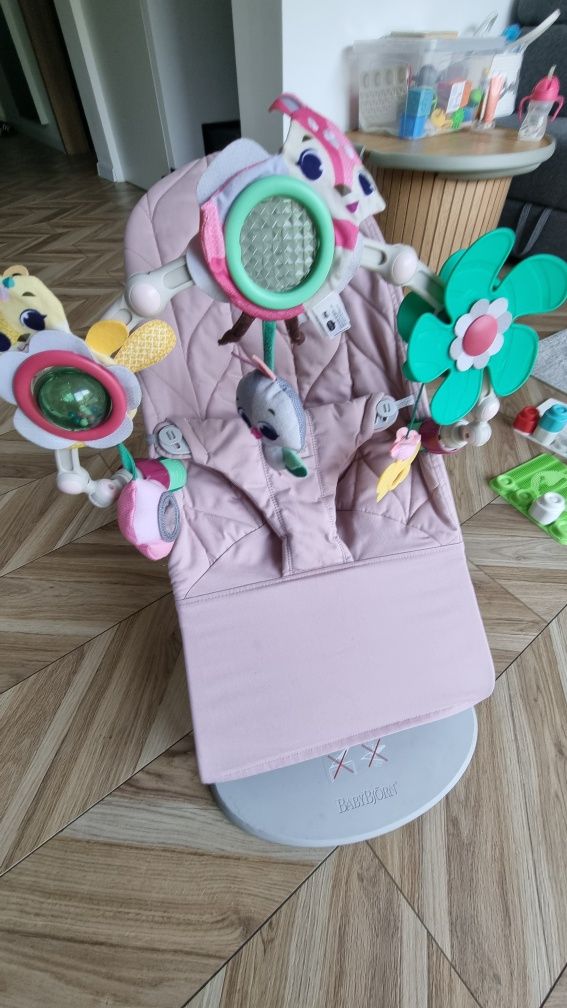 Lezak babybjorn z pałąkiem tiny love