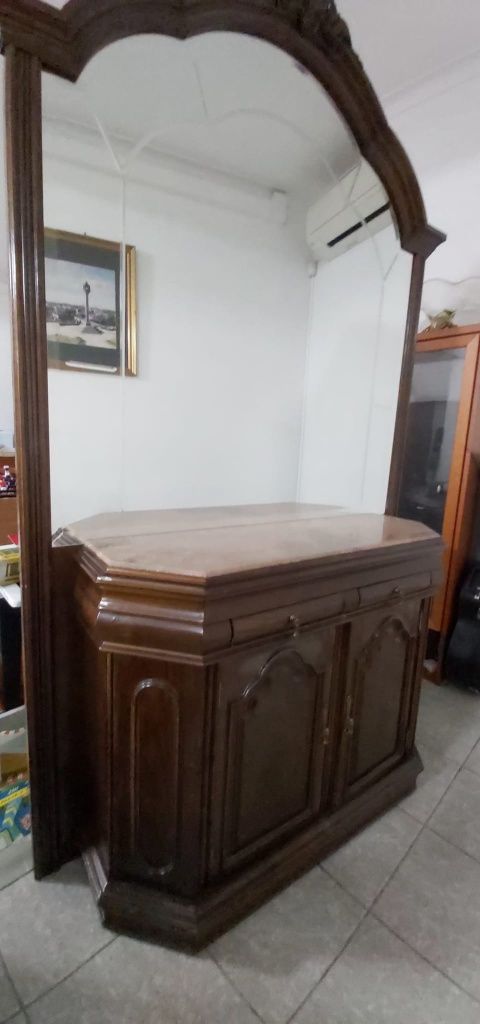 Móvel com espelho