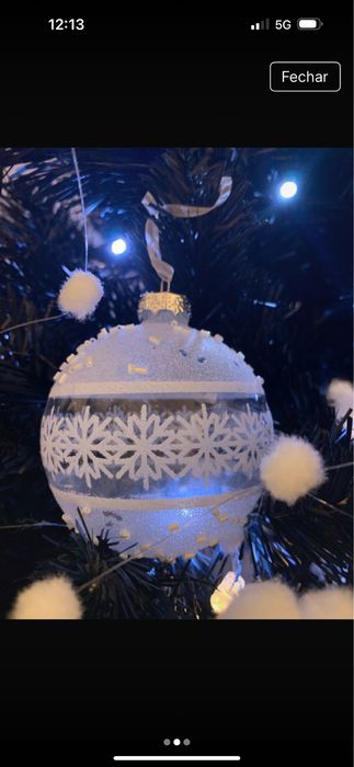 Arvore Natal preta com fitas brancas em bom estado