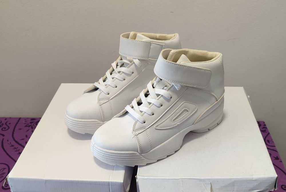 Sapatilhas brancas 39/40 e 41 - Novo

- Tamanhos: 39/40 e 41
- Fabrica