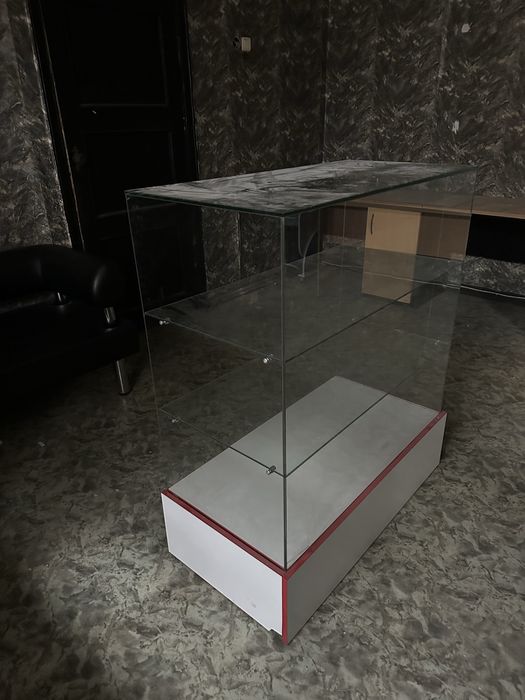 Продам витринну стеклянную !