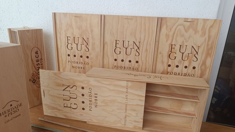 Caixas de 3 garrafas de vinho com tampa