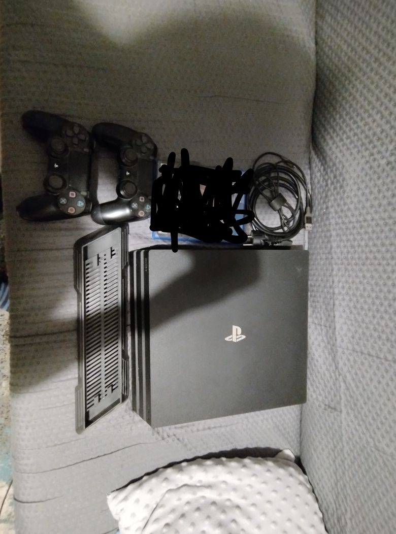 PS4 pro 1tb + 2 pady + 3 gry +  okablowanie + gratisy   OKAZJA!!!