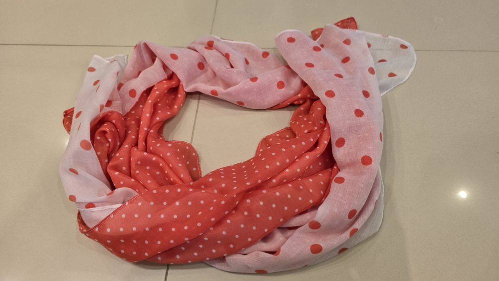 Koralowy szalik w kropki