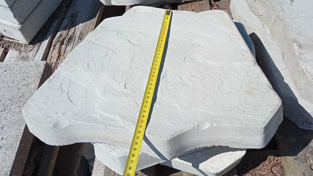 Nieregularne płytki z betonu, płyty piaskowce na ścieżki