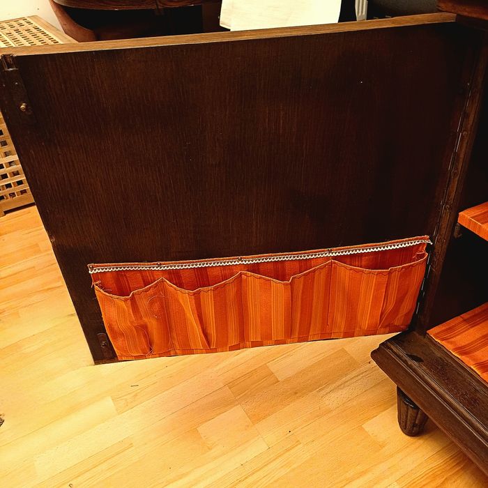 Przedwojenna komoda w dobrym stanie z rzeźbieniami