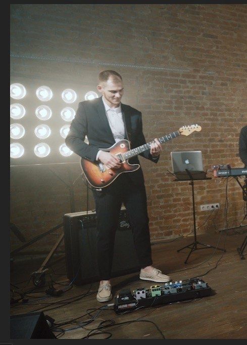 Уроки гітари на студії звукозапису.