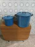Duas panelas grandes em esmalte