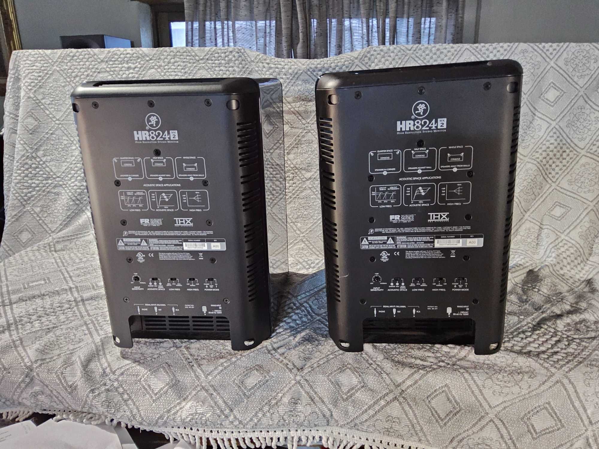 Colunas Monitoras De Estúdio SEMI-NOVAS  REFERENCE   MACKIE HR 824 MK2