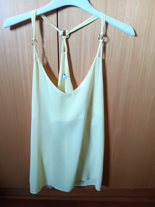 Blusa sem manga decotada