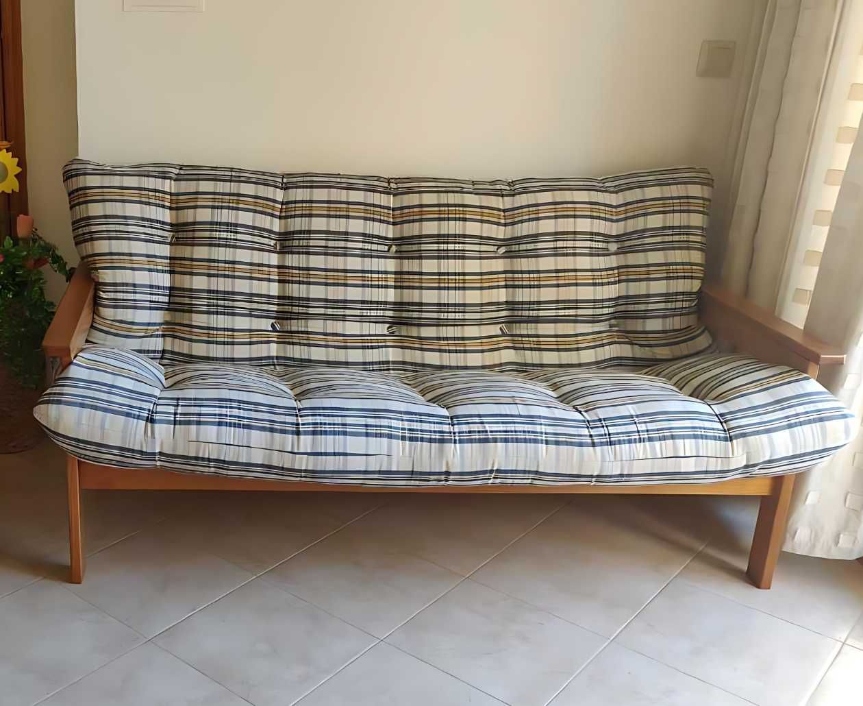 Sofá de madeira com almofadão acolchoado – 3 lugares