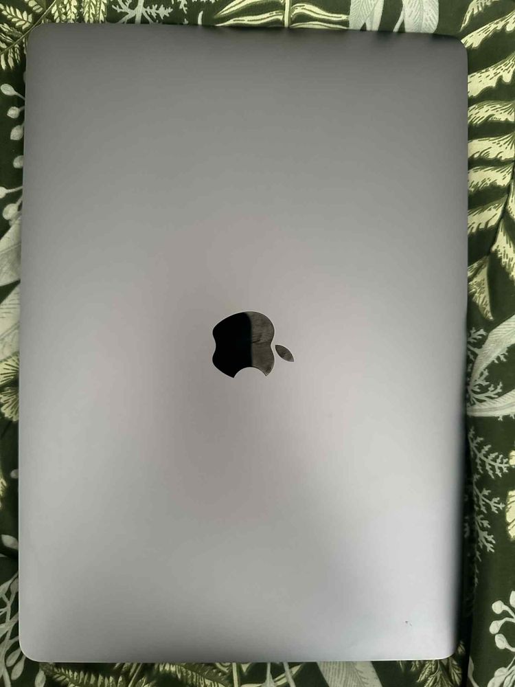 Macbook Air 13 inch with apple M1 chip