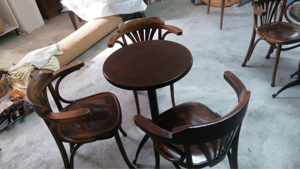 3 Cadeiras e 1 mesa de café elegantes