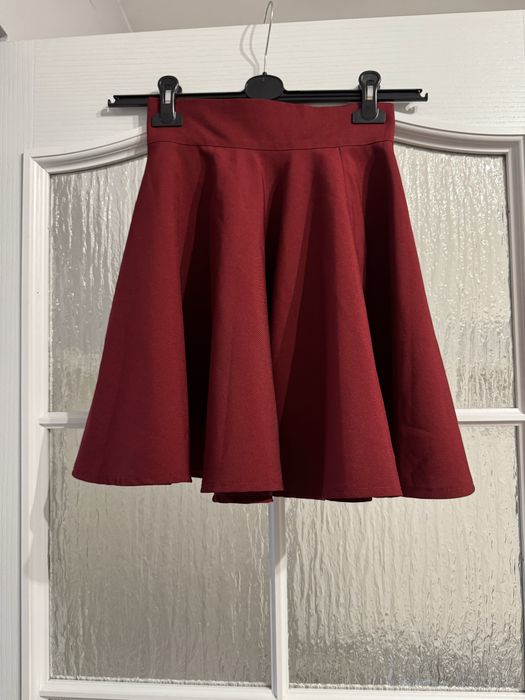 Rozkloszowana bordowa spódnica