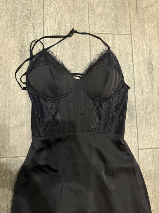 Корсетна сукня з атласною спідницей gepur