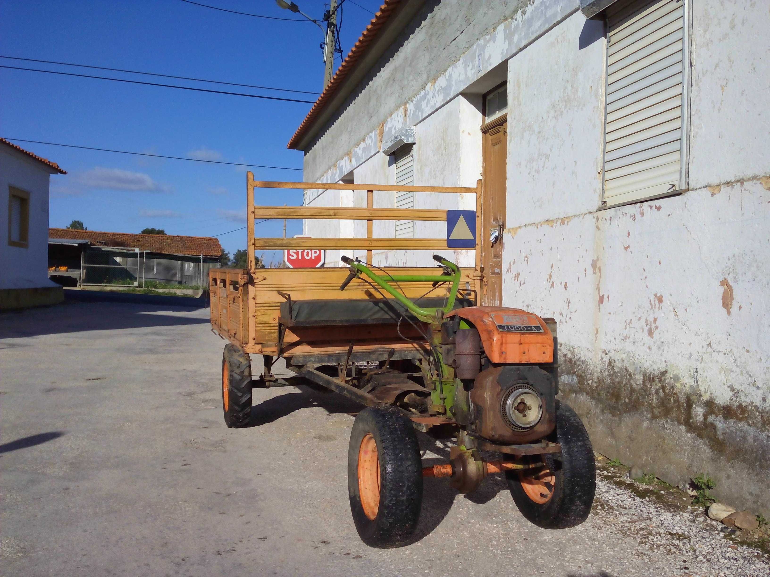 Motoenxada Agria de 12 CV com reboque