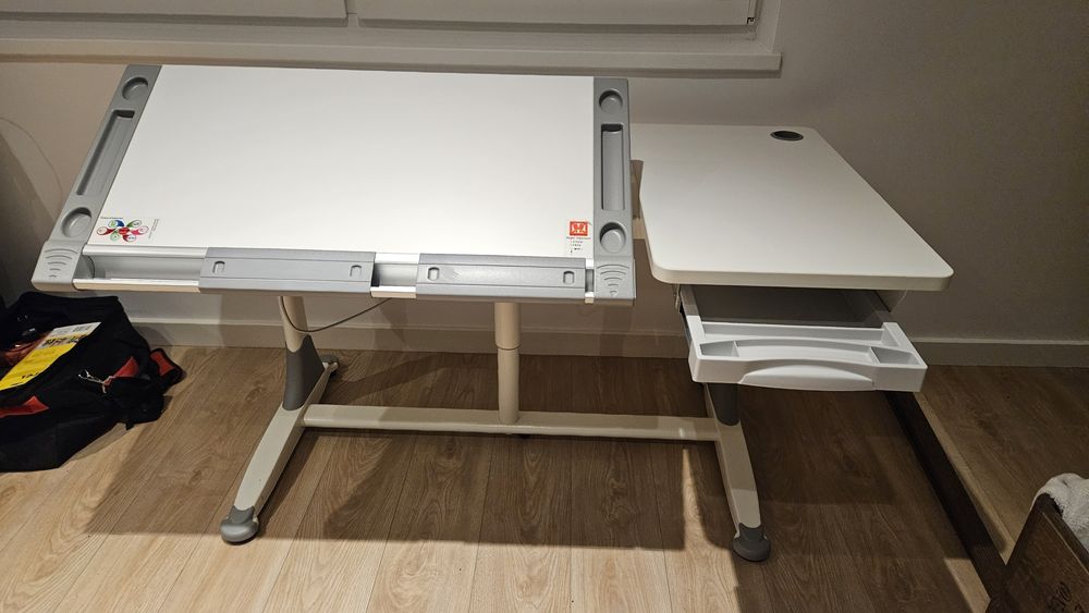 Regulowane biurko z blatem kreslarskim z fotelem