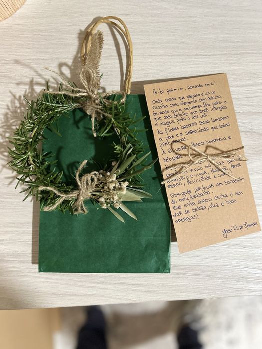 Mini coroa de alecrim com oliveira e flores secas brancas