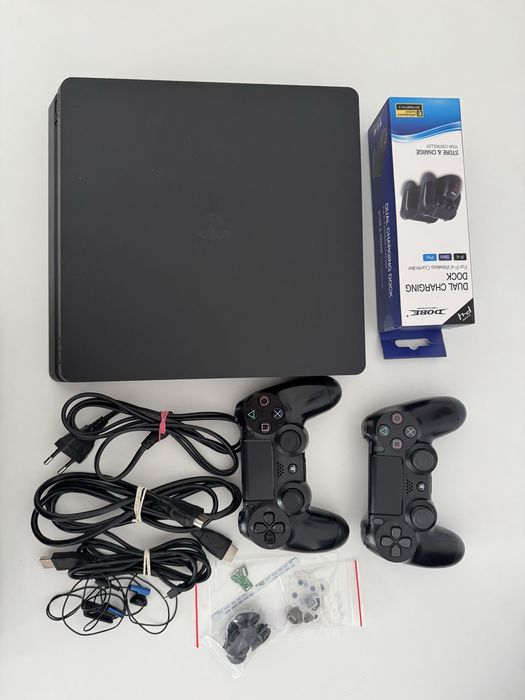 PS4 Slim 1TB - 2 pady, ladowarka