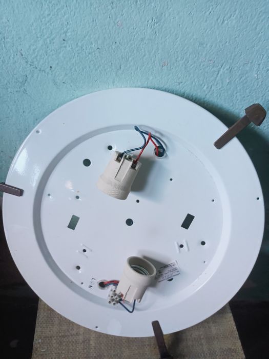 Lampa sufitowa biala
