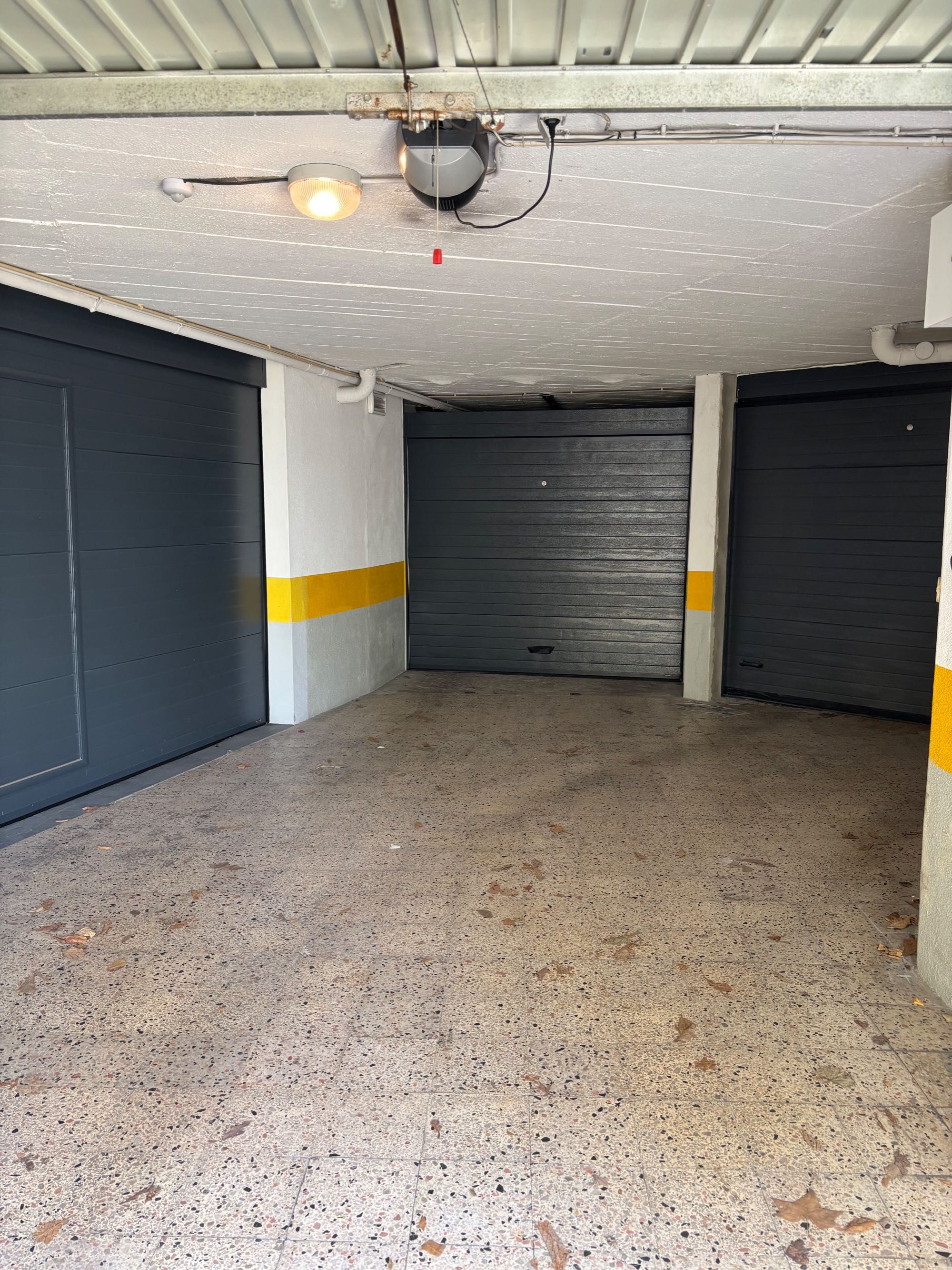 Estacionamento moto em garagem fechada