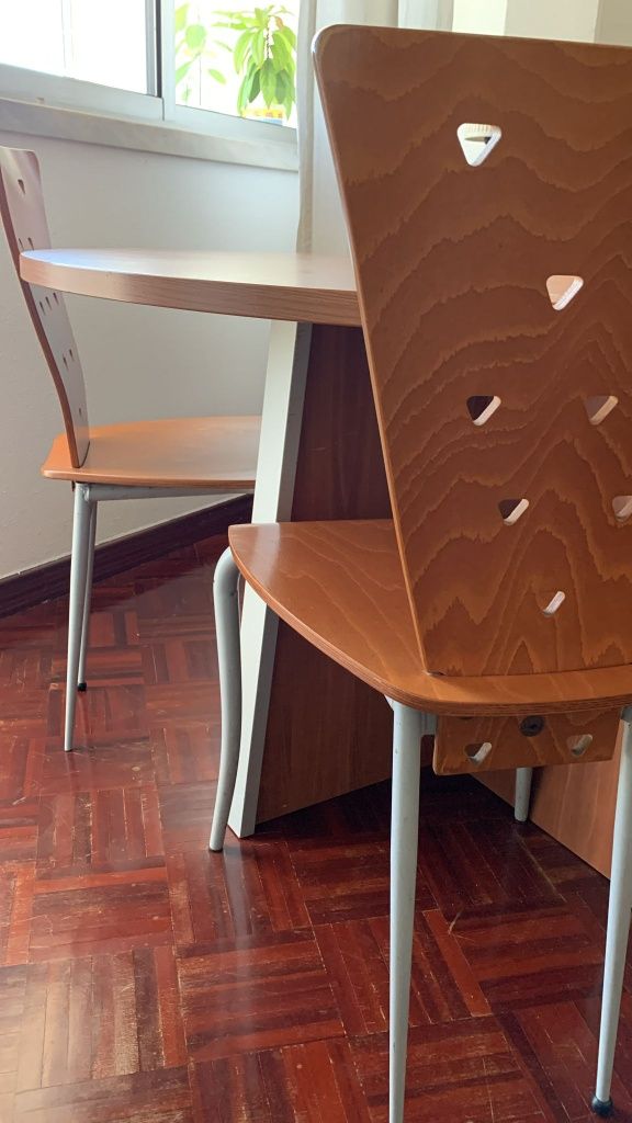 Mesa de jantar e quatro cadeiras