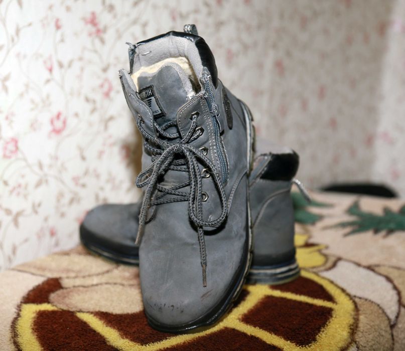 Кроссовки и Ботинки  на мальчика зимние теплые 39 размер