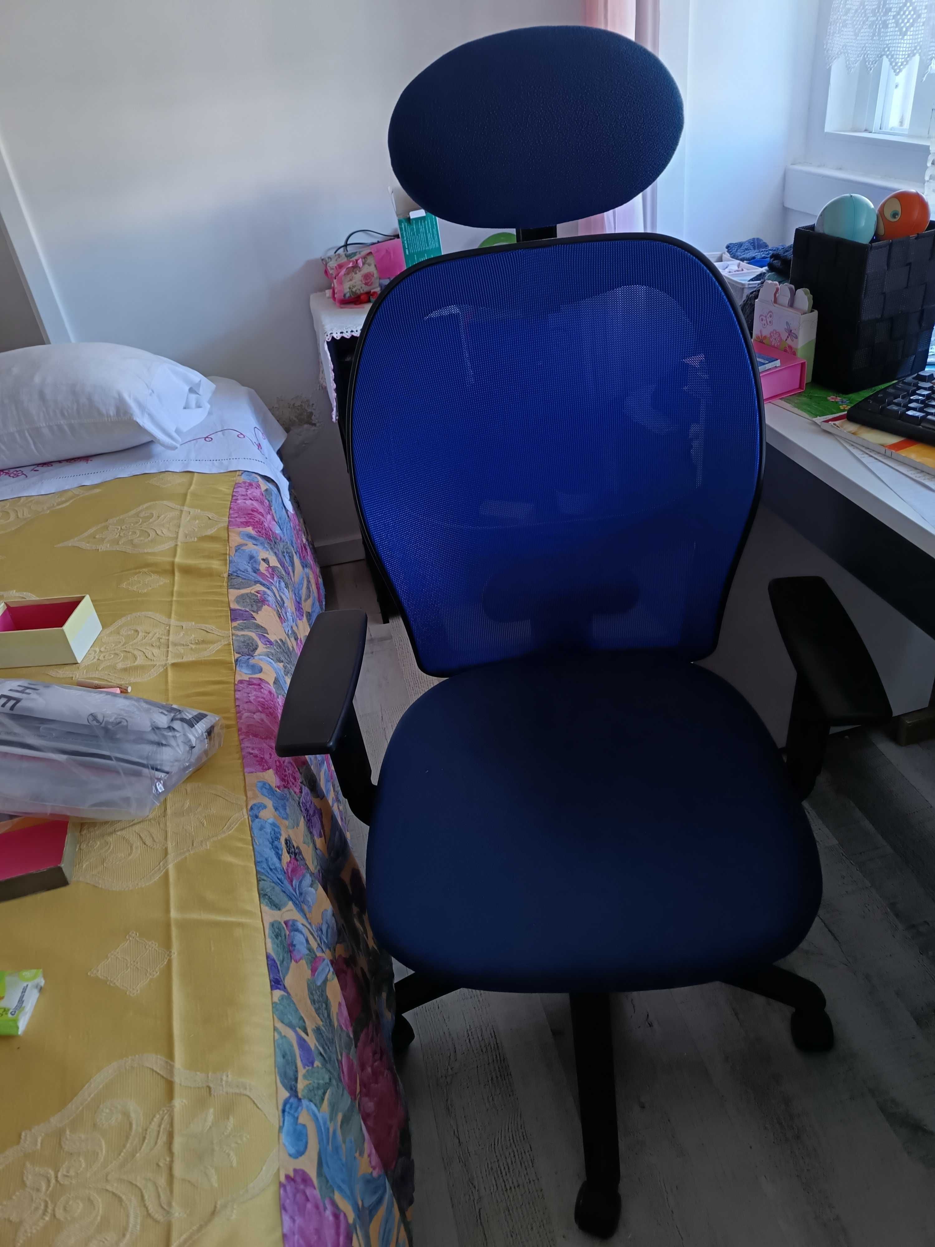 Cadeira de escritório em bom estado