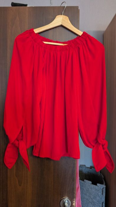 Червона блуза з голими плечима