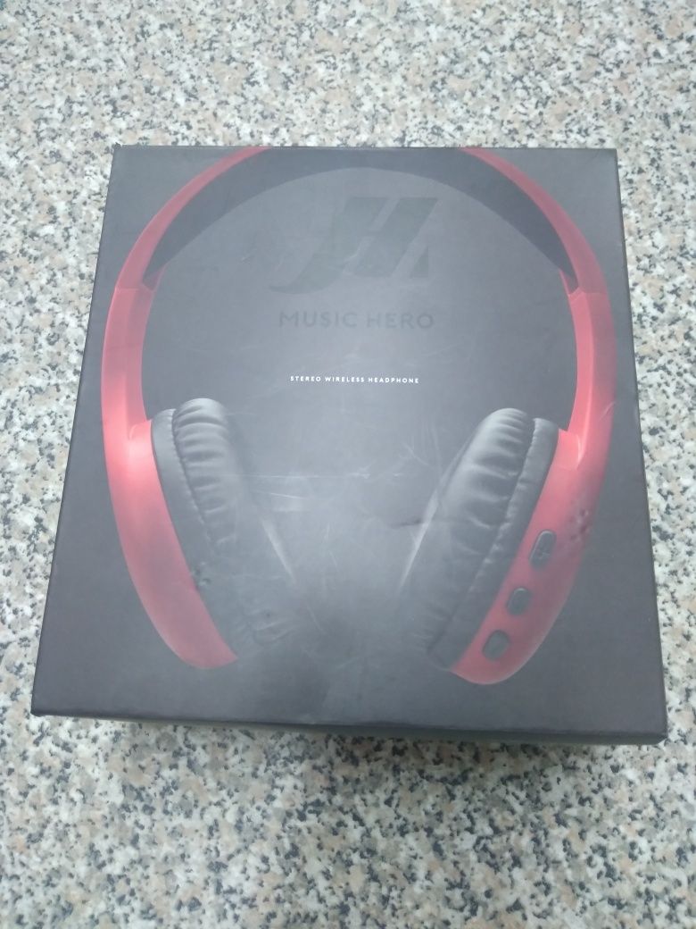 Headphones vermelhos e pretos - Music Hero