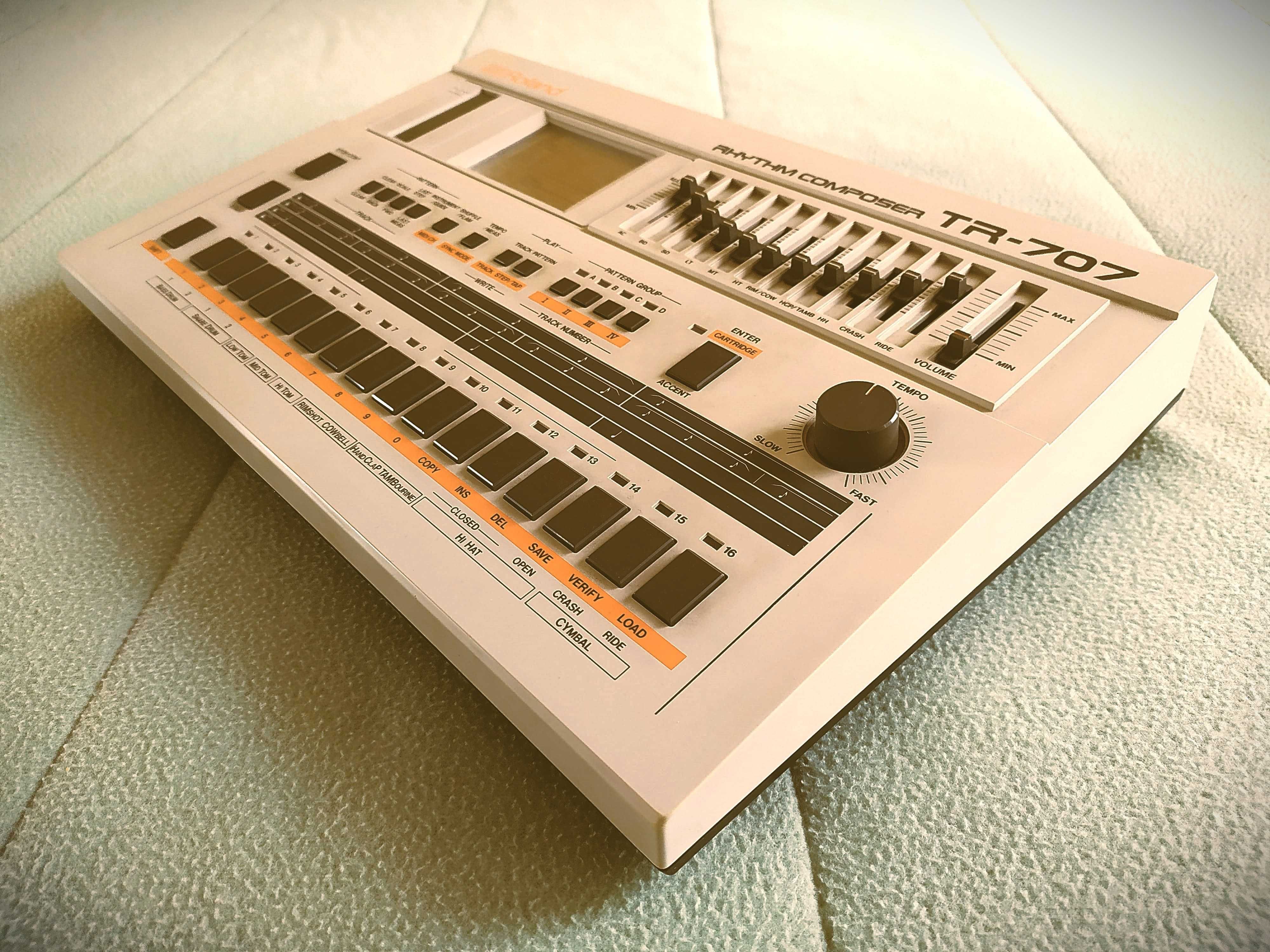 Roland TR-707 Rhythm Composer vintage 80s drum machine