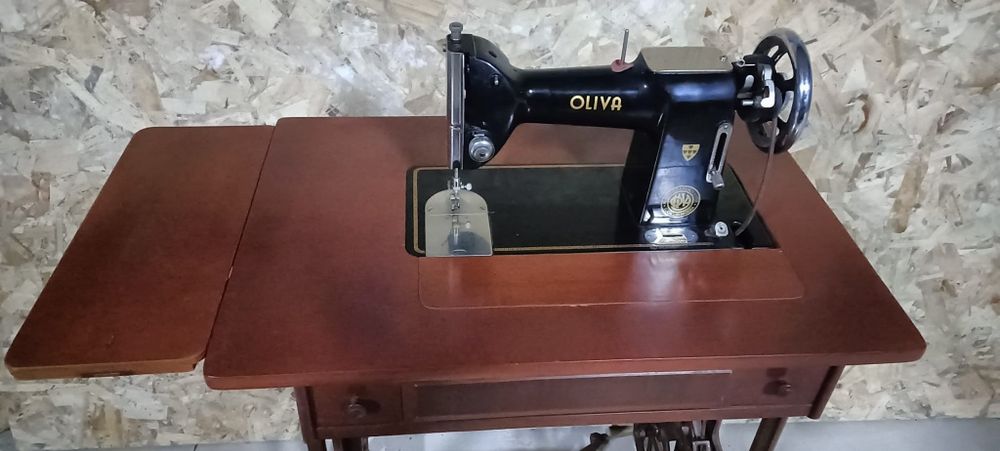 Máquina de costura Oliva
Descrição, restaurada á pouco tempo, madeira