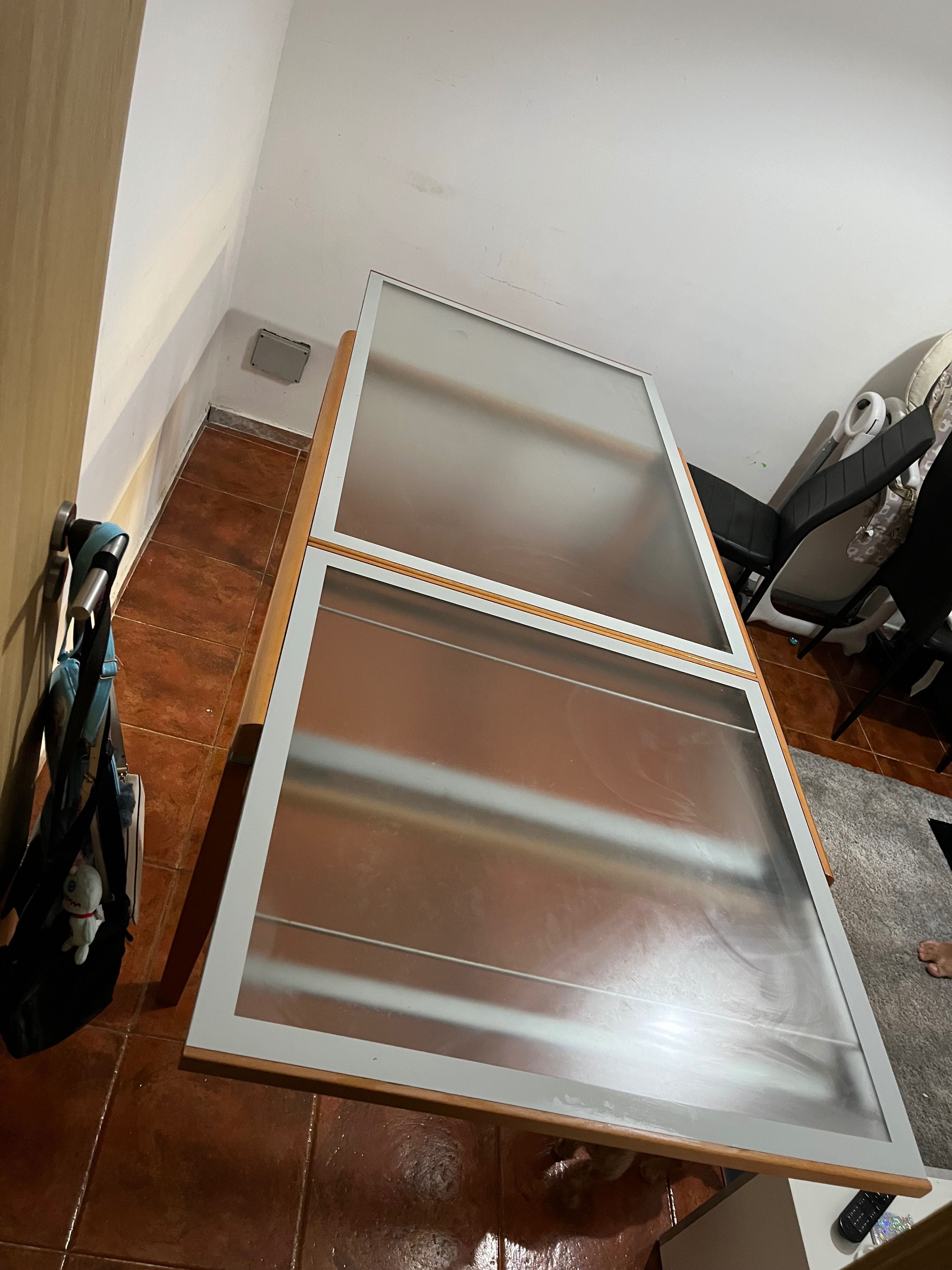 Vendo mesa de madeira com vidro