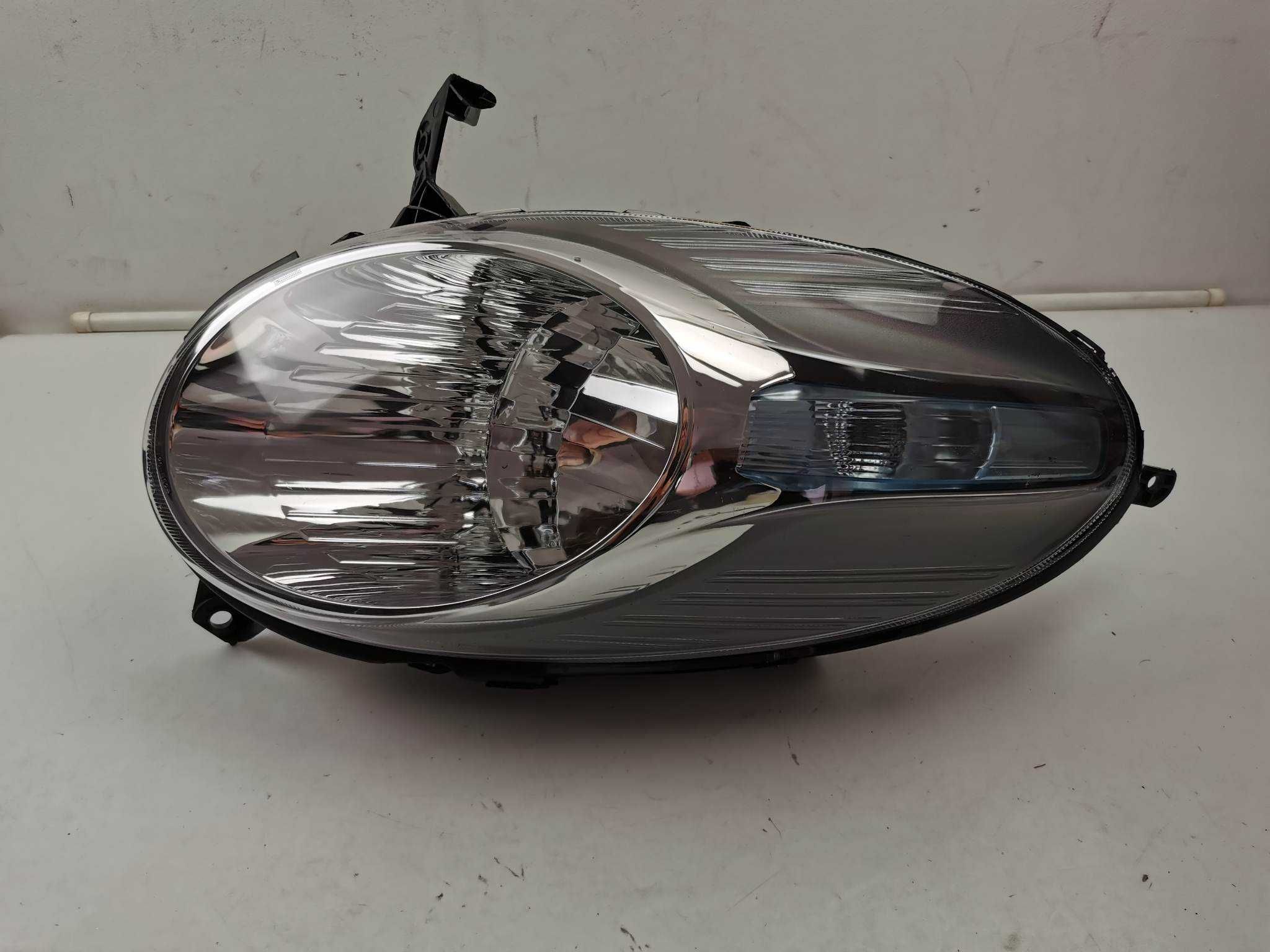 Lampa prawa Nissan Micra III