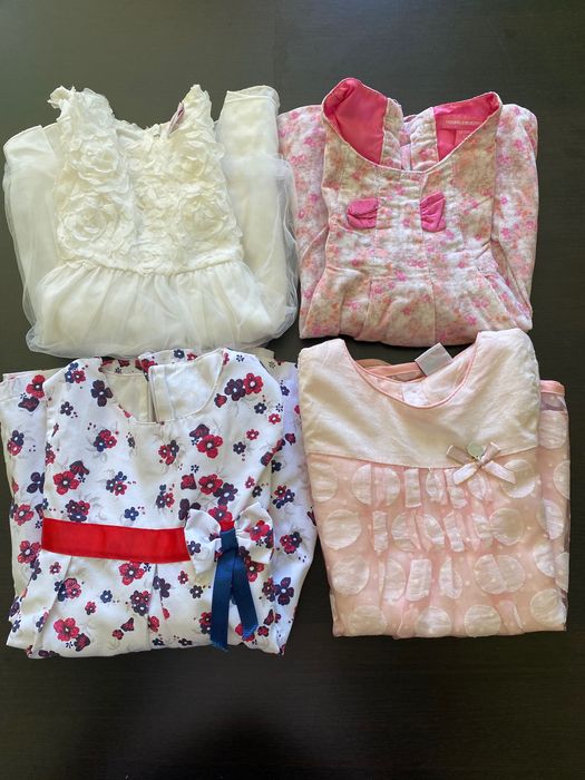 Várias roupas de menina