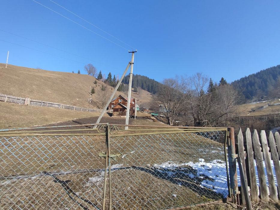 Будинок, земля, господарство в Карпатах, струмок, гори, краєвиди