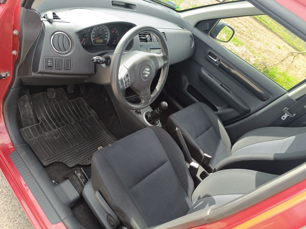 Suzuki Swift 5d 1,3b klima grzane fotele dwa kpl kół prywatne