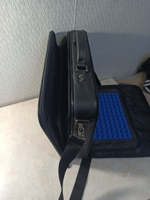 Продам сумку для ноутбука Dikota